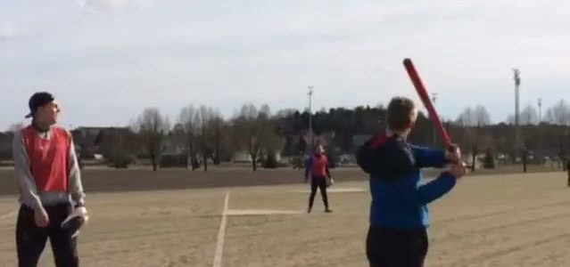 Kaikki pelaamaan pesäpalloa! Kaikki pelaamaan pesäpalloa!